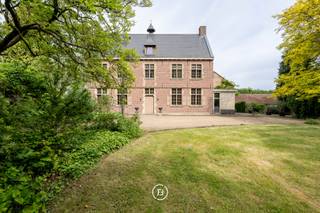 Au cœur de Sint-Kornelis-Horebeke, caché derrière la place du village, se trouve ce domaine exceptionnel avec dépendance sur un terrain...