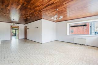 Halfopen woning met zuidgerichte tuin en veel potentieel in Brakel<br /><br />Ben jij op zoek naar een ruime woning met een zonnige tuin en de mogelijkheid om deze volledig naar jouw eigen smaak in te richten? Gevonden!<br /><br />Deze halfopen bebouwing geniet van een rustige ligging nabij het centrum van Brakel en biedt dankzij de ruime indeling en de vele mogelijkheden een mooie basis voor wie op zoek is naar een woning met karakter.<br /><br />INDELING<br /><br />Gelijkvloers<br />Via de inkomhal bereik je de lichtrijke woonkamer met eetplaats. Aansluitend bevindt zich de ruime keuken met veranda, die uitkijkt op de zuidgerichte tuin. Verder beschikt de woning over een badkamer, kelderberging en extra praktische ruimtes.<br /><br />Eerste verdieping<br />Op de eerste verdieping bevinden zich drie volwaardige slaapkamers.<br /><br />Zolder<br />De ruime zolderverdieping biedt extra mogelijkheden en kan ingericht worden als extra woonruimte, hobbyruimte of bergruimte.<br /><br />Buitenruimte<br />De woning beschikt over een aangename tuin en een aparte garage die zorgt voor extra parkeergelegenheid en bergruimte.<br /><br />Dankzij de gunstige ligging met een vlotte verbinding naar Ninove, Geraardsbergen, Zottegem en Oudenaarde is dit een interessante woning voor gezinnen of wie op zoek is naar een woning met groeipotentieel.<br /><br />Zie jij jezelf hier al wonen? Schrijf je dan snel in via onze website voor het bezoekmoment op 24/06 en ontdek deze woning!