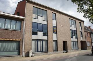 Het appartement omvat volgende ruimtes: Inkomhal, mooie woonkamer, ingerichte keuken, berging, ingerichte badkamer, twee slaapkamers, magnifiek terras, autostaanplaats, garage en centrale verwarming op elektriciteit. Isolerende beglazing.
