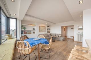TE HUUR: Mooi gemeubeld appartement op de Kustlaan met prachtig zichtIndeling: inkomhal met gastentoilet en vestiaire, zuidgerichte woonkamer met...