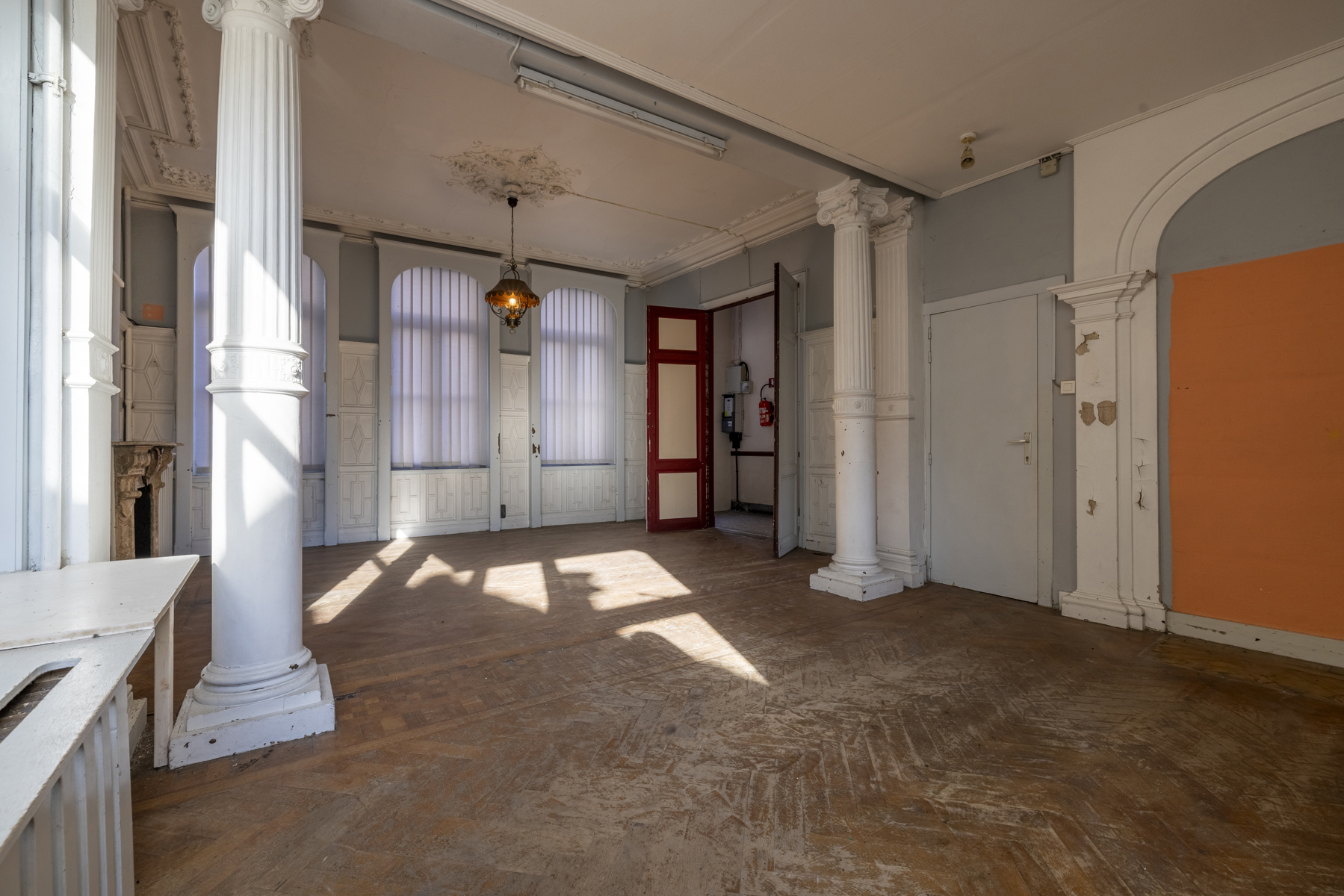 Te renoveren herenwoning met 5 tot 7 slpk en groot magazijn - foto 2