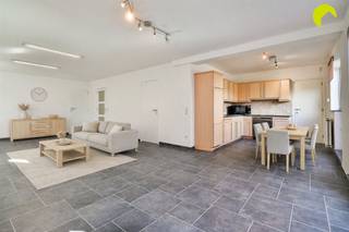 <p><span>Op een zeer centrale locatie, vlakbij het centrum van Kontich, vinden we dit instapklaar gelijkvloers appartement (110 m²) met 2 zeer ruime slaapkamers.</span></p><p><span>Het gebouw werd opgericht in 2003 en telt slechts 6 appartementen. In de directe omgeving vinden we dagelijkse winkels, scholen, verbindingswegen en openbaar vervoer.</span></p><p><span>Er zijn geen aanstaande kosten aan het goed onderhouden gebouw en de maandelijkse kosten bedragen 125,00 euro (incl. ereloon syndicus, blokpolis, onderhoud gemene delen en lift)</span></p><p><span> </span></p><p><span>Indeling:</span></p><p><span>We betreden het appartement via de inkomhal met vestiairehoek en apart gastentoilet.</span></p><p><span>Aan de voorzijde vinden we de 2 ruime slaapkamers van 20m² en 13m².</span></p><p><span>De royale badkamer is voorzien van een inloopdouche, dubbel lavabomeubel met kolomkast en tweede toilet.</span></p><p><span>Aan de achterzijde is er de leefruimte van maar liefst 37m² op een neutrale tegelvloers. Dankzij de hoekligging geniet je zeer veel natuurlijk daglicht.</span></p><p><span>Het schuifraam achteraan geeft toegang tot het aangename terras van 16 m².</span></p><p><span>De open keuken in L-vorm (10m²) is voorzien van een koelkast, gootsteen en los fornuis. Aansluitend is hier nog een handige berging met aansluiting voor wasmachine en droogkast.</span></p><p><span> </span></p><p><span>Graag som ik voor u nog even op troeven op van dit gelijkvloers appartement:</span></p><ul><li><span>Centrale locatie op wandelafstand van winkels, scholen, verbindingswegen, openbaar vervoer, ...</span></li><li><span>Ruim gelijkvloers appartement in recent gebouw met aangelegd terras/tuintje</span></li><li><span>Gunstig EPC met B-label en conforme elektriciteit</span></li><li><span>2 zeer ruime slaapkamers en zeer grote badkamer met nieuwe inloopdouche</span></li><li><span>Mogelijkheid tot aankoop ondergrondse autostaanplaats</span></li></ul><p><span> </span></p><p><span>EPC: 194 kWh/m² - B-label</span></p><p><span>Waterinfo: P-score C - G-score C</span></p><p><span> </span></p><p><span>Voor een bezoek ter plaatse kan u ons contacteren op het nummer 03 449 42 41 of mail ons via hallo@habicom.be.</span></p><p><span>Benieuwd naar de waarde van jouw woning?  Check het gratis op www.watismijnhuiswaard.be</span></p>