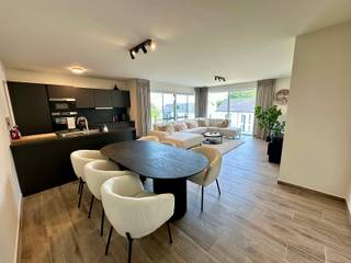 In het agrarisch gebied omheen de 'Van Mossevelde molen' bevindt zich dit recent appartement, gelegen op de 2de verdieping en toegankelijk via de lift. Met een bewoonbare oppervlakte van 95 m² heeft deze de volgende indeling: inkomhal/nachthal, aparte toilet, ruime en lichtrijke leefruimte met open ingerichte keuken voorzien van keramische kookplaat, dampkap, enkele spoelbak, vaatwasmachine, oven, microgolfoven en ruime koelkast met vriesvak, aansluitend de berging/wasplaats (voorzien van cv-installatie, ventilatiesysteem en aansluiting voor wasmachine en droogkast). Vanuit de leefruimte heeft men toegang tot het zongerichte terras voorzien van een handige terrasberging. Daarnaast zijn er nog 2 slaapkamers (waarvan één voorzien van een grote inbouwkast) en de badkamer met een dubbele lavabo en inloopdouche. In overleg met de huidige huurders is er mogelijkheid tot overname van de meubels. De gemeenschappelijke lasten bedragen 75€/maand. De huurprijs is inclusief een individuele dubbele garage. Dit appartement bevindt zich op een toplocatie in de stadsrand van Aalst met alle verbindingswegen (E40 en N9), winkels, scholen en bushaltes in de onmiddellijke omgeving. Doch kan u hier genieten van alle rust en groen waarmee deze verkaveling omgeven is. EXTRA TROEVEN: Veel licht en ruimtelijk gevoel | Gordijnen en verlichting reeds aanwezig | Individuele dubbele ondergrondse garage | Voldoet aan de meest recente energienormen (E-peil 34)| Vrij vanaf 01/09/2026! Heeft u interesse in dit appartement? Aarzel niet en mail naar affligem@immoaccenta.be