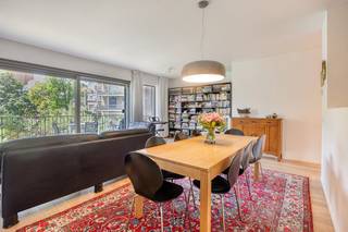 Dit instapklaar appartement van ca 100 m² bewoonbare oppervlakte met twee ruime slaapkamers en terras staat te koop en bevindt zich aan de Haringrodestraat in Antwerpen. Het terras geeft uit op de groene achtertuin waardoor je jezelf in een groene oase bevind. Het appartement zelf is gelegen op de tweede verdieping van een recent gebouwencomplex. Indeling:- ruime leefruimte met open keuken met SMEG toestellen- gezellig terras van 13m² dat naadloos aansluit op de leefruimte- twee slaapkamers- badkamer - apart toilet met handenwasser- ruime berging met aansluiting wasmachine - ondergrondse autostaanplaats (mogelijkheid tot aankopen)- privatieve kelderberging- fietsenbergingTroeven:- doorlopende parketvloer- zonnewering achteraan- recent gebouw- zeer goed onderhoudenDit appartement wordt te koop aangeboden via Pre-sale. De bezoeken op afspraak zullen gepland worden op zaterdag 27 juni en dinsdag 30 juni.Bij verdere interesse kan je een vast en onvoorwaardelijk bod uitbrengen uiterlijk tegen vrijdag 3 juli om 16u00. De vermelde prijs van €419.000 is een richtprijs. De ondergrondse autostaanplaats kan optioneel mee aangekocht aan een prijs van €35.000, dit is een richtprijs.Had u graag uw eigen eigendom te koop aangeboden contacteer ons dan voor een vrijblijvende schatting, telefonisch op het nummer 03/206.76.76 of per mail naar antwerpen@dewaele.com. Ook voor alle andere vragen omtrent vastgoed kan u steeds bij ons kantoor te Antwerpen terecht!De eigendom wordt aangeboden via de Pre-sale formule. Van 27/06/2026 om 14:00 tot 30/06/2026 om 18:30 kan u de woning op afspraak komen bezichtigen en een bod uitbrengen. De vermelde prijs is een instelprijs. Voor meer info, gelieve contact op te nemen met de dossierverantwoordelijke.Bestuursmaatregelen in het maatregelenregister: nee