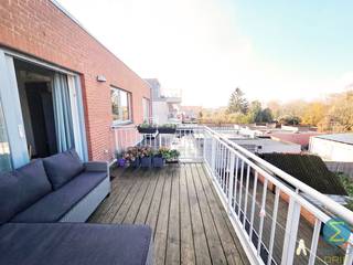 <p><strong><span>Knus dakappartement met 1 slaapkamer, terras en autostaanplaats</span></strong></p>
<p><span>Bent u op zoek naar een comfortabel appartementje of een interessante investering? Dan is dit gezellige éénslaapkamerappartement aan de rustige achterzijde van het gebouw zeker een bezoek waard.</span></p>
<p><span>Met een bewoonbare oppervlakte van </span><strong><span>70 m²</span></strong><span> biedt dit appartement een praktische en doordachte indeling. Via de inkomhal, voorzien van een handige berging en een apart gastentoilet, bereikt u de lichtrijke leefruimte met open keuken. De woonkamer geeft rechtstreeks uit op het aangename terras achteraan het gebouw.</span></p>
<p><span>De slaapkamer sluit aan op de verzorgde badkamer, die uitgerust is met een comfortabele inloopdouche. Daarnaast beschikt het appartement over een privatieve kelderberging, een autostaanplaats en een lift in het gebouw, wat zorgt voor extra comfort en gebruiksgemak.</span></p>
<p><span>Dankzij de rustige ligging aan de achterzijde van het gebouw, de praktische indeling en de aanwezige voorzieningen is dit appartement ideaal voor starters, alleenstaanden, senioren of investeerders.</span></p>
<p><strong><span>Troeven:</span></strong></p>
<ul>
<li><span>Rustige ligging aan de achterzijde van het gebouw</span></li>
<li><span>70 m² bewoonbare oppervlakte</span></li>
<li><span>Lichtrijke woonkamer met open keuken</span></li>
<li><span>Aangenaam terras</span></li>
<li><span>1 slaapkamer</span></li>
<li><span>Badkamer met inloopdouche</span></li>
<li><span>Apart toilet</span></li>
<li><span>Praktische berging</span></li>
<li><span>Privatieve kelderberging</span></li>
<li><span>Autostaanplaats inbegrepen</span></li>
<li><span>Lift aanwezig in het gebouw</span></li>
<li><span>De gevel wordt weldra geschilderd in een lichte neutrale kleur!</span></li>
</ul>