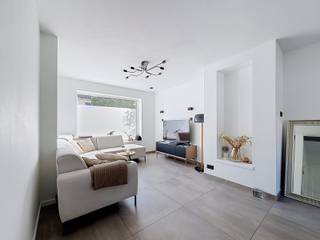 <p><span><strong><span>Unieke stadswoning in het Begijnhof MET 3 SLPK én Tuin!</span></strong><br /><br /><strong>Op een absolute topligging</strong>, <strong>op slechts enkele voetstappen van de Grote Markt en het bruisende stadscentrum van Aalst</strong>, vinden we deze <strong>bijzonder charmante woning in het historische Begijnhof</strong>. Hier woont u midden in de stad, maar geniet u tegelijk van de uitzonderlijke rust, het groen en de <strong>authentieke sfeer </strong>die deze gegeerde omgeving te bieden heeft.</span></p>
<p><span><strong>De woning is gelegen in een woongebied met historische en culturele/esthetische waarde</strong> en werd <strong>met zorg volledig gerenoveerd</strong>. Een ideale <strong>combinatie van karakter, hedendaags wooncomfort</strong> en een unieke stedelijke ligging.</span></p>
<p><span>Via de <strong>mooie inkomhal</strong>, voorzien van <strong>een gastentoilet en praktische ruimte voor een vestiaire</strong>, komen we in de <strong>bijzonder ruime en lichtrijke leefruimte</strong>. Dankzij de <strong>grote raampartijen</strong> geniet u hier van<strong> een prachtig zicht op de sfeervol aangelegde stadstuin</strong>. De leefruimte biedt bovendien <strong>rechtstreeks toegang tot het terras en de tuin</strong>, waardoor binnen en buiten mooi in elkaar overvloeien.</span></p>
<p><span>De <strong>volledig geïnstalleerde open keuken</strong> sluit mooi aan bij de leefruimte en beschikt eveneens over een directe toegang tot het terras en de tuin. Daarnaast is er <strong>een praktische buitenberging</strong>, rechtstreeks toegankelijk vanaf het terras.</span></p>
<p><span>Op de <strong>eerste verdieping </strong>bevinden zich <strong>twee slaapkamers en een handige berging</strong> met aansluitingen voor wasmachine en droogkast, aangevuld met ruimte voor praktische dressingkasten. <strong>De volledig geïnstalleerde badkamer beschikt over een inloopdouche, toilet en lavabo</strong>.</span></p>
<p><span><strong>Via een vaste trap bereiken we de volledig afgewerkte zolderverdieping</strong>. Deze ruime ruimte biedt tal van mogelijkheden en kan mits verdere inrichting perfect <strong>dienstdoen als een derde, ruime slaapkamer</strong>, hobbyruimte of bureauruimte.</span></p>
<p><span>Ook de buitenruimte is een absolute troef. <strong>De mooi aangelegde en bijzonder gezellige stadstuin </strong>beschikt achteraan bovendien over een extra aangelegd terras, ideaal om in alle rust te genieten van het buitenleven.</span></p>
<p><strong><span>Extra troef:</span></strong><span> <strong>op wandelafstand, in de nabijgelegen Parking De Burcht, wordt een gesloten garagebox (ruim 15m²) aangeboden voor </strong></span><strong>€ 28.500. Deze is niet inbegrepen in de vraagprijs van de woning, maar kan afzonderlijk worden aangekocht. Een bijzonder handige extra in het centrum van de stad!</strong></p>
<p><span>Een unieke kans voor wie op zoek is naar <strong>een instapklare woning met karakter</strong>, ruimte en een aangename tuin, op een van de meest gegeerde locaties van Aalst.</span></p>
<p><span>Voor meer informatie en/of een bezoek kunt u contact opnemen met uw vastgoedkantoor </span><strong><span>Kurtimmo</span></strong><span> via </span><strong><span>0476 07 69 93</span></strong><span> of </span><strong><span>info@kurtimmo.be</span></strong><span>.</span></p>