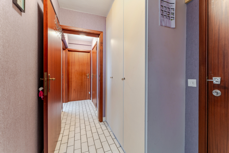 Roeselare-stadskern. Verzorgd twee-slaapkamerappartement met 3 terrassen, zuidelijk gelegen, 89m2 woonplezier. Aparte ondergrondse autostaanplaats mogelijk. - foto 4