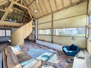 <p><span>TIJDLOZE WONING IN HARTJE SINT-TRUIDEN</span></p><p><span> </span></p><p><span>Aan de stadsrand van Sint-Truiden, treffen wij op het Begijnhof deze unieke woning aan gelegen op een uiterst rustige locatie. Wij bevinden ons op wandelafstand van domein 't Speelhof, het stadspark, het bruisdende stadscentrum van Sint-Truiden, ... Ook openbaar vervoer en de belangrijke invalswegen richting Hasselt, Tienen en Gingelom bevinden zich nabij deze woning. </span></p><p><span> </span></p><p><span>Het karaktervolle pand beschikt over een volledig uitgeruste en tijdloze leefkeuken. In de aanpalende gezellige en lichtrijke leefruimte is de ronde houten trap de eyecatcher. Wanneer wij ons naar buiten verplaatsen treffen wij een ruim terras + gemeenschappelijke tuin aan waar u heel de dag kan genieten van de zon. Terug in de woning verplaatsen wij ons via de ronde houten trap naar de eerste verdieping. Hier vallen de houten gewelven meteen op, deze geven enorm veel karakter en tonen de rijke geschiedenis van de woning. De eerste verdieping doet dienst als slaapkamer met aansluitend een badkamer met aanwezigheid van een vrijstaand ligbad, een toilet en een wastafelkast.<br /><br />Troeven: </span></p><p><span>- Prachtig gerestaureerde woning</span></p><p><span>- Aanwezigheid van authentieke elementen</span></p><p><span>- Gezellig terras + gemeenschappelijke tuin</span></p><p><span>- Gratis parking nabij de woning</span></p><p><span><br />Momenteel wordt deze woning verhuurd. Deze woning is ideaal om zelf te wonen of als opbrengsteigendom. Verkoop onder registratierechten (2% of 12%).<br /><br />Nieuwsgierig naar deze woning? Maak snel een afspraak of vraag maar informatie bij één van de medewerkers van Canius Real Estate te bereiken op het nummer 078 78 30 39 of via info@canius.be.</span></p><p><span> </span></p><p><span>*Deze gegevens zijn louter ter informatieve titel. De vermelde oppervlaktes zijn slechts indicatie. Canius Real Estate kan niet verantwoordelijk gesteld worden voor de juistheid van de aan haar verstrekte gegevens. </span></p><p><span> </span></p><p><span> </span></p>