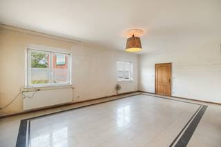 Deze woning (214m²) met 4 volwaardige slaapkamers (11m²/19m²/11m²/30m²) en loods 150m² (hoogte poort 2,20m) vindt zijn vestiging in het rustige Opstal, Buggenhout. Winkels en scholen op wandel/fietsafstand.<br />De indeling als volgt: <br />Gelijkvloers: ruime inkomhal, gastentoilet, technische ruimte, lichtrijke leefruimte en eetplaats (42m²), keuken voorzien van alle toestellen en badkamer voorzien van douchecabine, lavabo en toilet. <br />Eerste verdieping: centrale overloop, toilet, drie ruime slaapkamers (11m²/19m²/11m²) en ruime badkamer (30m²) voorzien van lavabo, ligbad en douche.<br />Tweede verdieping: Master bedroom met ruime dressing (30m²)<br />Loods van 150m² met sectionale poort van 2,20 meter hoogte, ideaal voor een zelfstandige activiteit. Droge kelder aanwezig. <br />Buiten koer met opslagruimte. Voor info : dirk@berno.be