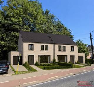 <p><span>BOUWGROND VOOR ÉÉN OPEN OF TWEE HALF OPEN bebouwing</span></p><p><span> </span></p><p><span>Op zoek naar een mooi gelegen bouwgrond voor het realiseren van uw droomwoning? </span></p><p><span>Ontdek dan deze bouwgrond van 11a 60ca in de Zuidstraat 33/35 te Beverlo.<br />Het perceel biedt de ideale basis voor een(twee) hedendaagse gezinswoning(en) met een compacte en onderhoudsvriendelijke tuin. </span></p><p><span>Perfect voor wie comfortabel wil wonen met voldoende buitenruimte zonder intensief tuinonderhoud.<br />Dankzij de grote van het perceel kan dit perceel ook opgedeeld worden voor twee halfopen bebouwingen zonder echt te moeten inleveren op voldoende buitenruimte. </span></p><p><span>De gunstige ligging zorgt ervoor dat u een vlotte bereikbaarheid hebt richting de E313, terwijl winkels, scholen, sportinfrastructuur en openbaar vervoer zich op korte afstand bevinden. </span></p><p><span>De groene omgeving en het landelijke karakter en de nabijgelegen fiets- en wandelroutes zorgen bovendien voor een aangename woonkwaliteit.<br /><br />Bouwmogelijkheden zijn onderworpen aan de geldende stedenbouwkundige voorschriften volgens het RUP centrum Beverlo en eventuele verkavelingsvoorschriften.<br />Perceelsbreedte van 26 meter en -diepte 50 m.</span></p><p><span> </span></p><p><span>Totale oppervlakte perceel is 1160 m²</span></p><p><span>Kan verdeeld worden in twee percelen van elk 580 m² </span></p><p><span> </span></p><p><span>Algemene RUP-kaders voor wonen in Beverlo</span></p><ul><li><span>Bestemming:</span><span> Het RUP centrum Beverlo legt een hoofdbestemming vast voor </span><span>wonen</span><span>, vaak gecombineerd met ruimte voor handel, diensten of vrije beroepen op het gelijkvloers in de dorpskern. </span></li><li><span>Typologie:</span><span> Of een open bebouwing of halfopen bebouwing is toegestaan, hangt af van de aanduiding op het grafisch plan van het RUP en de beschikbare perceelbreedte.</span></li></ul><p><span>Voorschriften voor één open bebouwing</span></p><ul><li><span>Perceelbreedte:</span><span> Vraagt doorgaans een brede bouwstrook (minstens 15 meter totaal: 3 meter vrije zijtuin + 9 meter woning + 3 meter vrije zijtuin).</span></li><li><span>Inplanting:</span><span> Het hoofdgebouw moet op een minimumafstand van de perceelsgrenzen worden geplaatst (meestal minstens 3 meter aan beide zijden).</span></li><li><span>Bouwvolume:</span><span> Maximale kroonlijsthoogte en bouwdiepte worden strikt beperkt volgens de zone om de schaal van de dorpskern te bewaren.</span></li></ul><p><span>Voorschriften voor twee halfopen bebouwingen</span></p><ul><li><span>Perceelbreedte:</span><span> Vraagt per woning minder breedte (minstens 10 meter per perceel of voldoende breedte voor een halfopen koppel: 3 meter vrije zijtuin + 7 meter woning).</span></li><li><span>Inplanting:</span><span> De woningen worden aan één kant tegen de perceelsgrens (perceelgrens) gebouwd en moeten aan de andere kant een vrije zijtuinstrook van minimum 3 meter respecteren.</span></li><li><span>Koppeling:</span><span> De twee halfopen woningen moeten als één harmonisch volume of koppel ontworpen worden qua dakvorm, materiaalgebruik en bouwhoogte.</span></li></ul><p><span>Materiaalgebruik en Afwerking</span></p><ul><li><span>Materialen:</span><span> Gevels en dakbedekking moeten bestaan uit duurzame en esthetische materialen die passen bij de omgeving.</span></li></ul><p><span>Parkeren:</span><span> Er geldt een verplichting om voldoende parkeerplaatsen en autostaanplaatsen op eigen terrein te voorzien.</span></p><p><span> </span></p><p><span>Voor meer info neem contact op met Filip via 0475/86.04.89</span></p><p><span>of via mail: filip@janssenenjanssen.be</span></p><p><span> </span></p><p><span> </span></p>