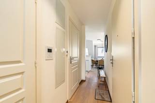 <strong>Bray-Dunes: Exclusief 3-slaapkamerappartement met zeezicht, terras en 3 parkeerplaatsen</strong><br /><br />Genieten van ruimte, licht en een prachtig uitzicht op zee? Ontdek dit stijlvolle appartement op de bovenste verdieping van een beveiligde residentie met lift, op een uitstekende locatie in Bray-Dunes.<br />Met een bewoonbare oppervlakte van 81 m², een schitterend zicht op zee, een zonnig balkon én een ruim terras biedt dit appartement een bijzonder aangename combinatie van comfort, ruimte en kustbeleving.<br />Een absolute troef zijn de 3 private parkeerplaatsen en 2 kelders die bij het appartement horen. Een uitzonderlijke meerwaarde aan de kust en ideaal voor zowel eigen gebruik als verhuur.<br /><br /><strong>Indeling</strong><br />Het appartement omvat een inkomhal, een slaapkamer met praktische opbergruimte en toegang tot het balkon, een badkamer met ligbad en toilet, een berging en een ruime, lichtrijke leefruimte met ingerichte keuken. Daarnaast zijn er nog twee bijkomende slaapkamers, een aparte douchekamer en toegang tot het ruime terras.<br /><br /><strong>Troeven</strong>
<ul><li>Prachtig zeezicht</li><li>3 private parkeerplaatsen en 2 private kelders</li><li>Ideaal alsvaste woonst, tweede verblijf of investering</li></ul>
<br />Een unieke kans voor wie op zoek is naar een ruim en comfortabel appartement aan zee, met een prachtig uitzicht én uitzonderlijk veel parkeergelegenheid.<br /><br />Wij werken voor dit appartement samen met een lokale expert.<br /><strong>Contacteer ons voor meer informatie of een bezoek via fre@eraservimo.be of 058/22.41.70.</strong>
