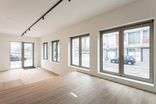 Deze instapklare ruimte van 65m² op de gelijkvloerse is volledig afgewerkt en voorzien van alle comfort. Geniet van airco, vloerverwarming...