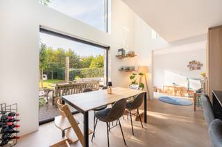 <p>IN OPTIE<br />Exclusieve halfopen designwoning in Schoten – 273 m² · 5 slaapkamers · 2 badkamers · 300 m² perceel · 166 m² tuin · EPC B · garage + laadpaal · 2 parkeerplaatsen</p><p>Op zoek naar een ruime, stijlvolle en instapklare woning? Deze exclusieve halfopen designwoning in een rustige straat van Schoten biedt maar liefst 273 m² bewoonbare oppervlakte op een perceel van 300 m², gekenmerkt door een uitzonderlijk gevoel van ruimte, hoogwaardige afwerking en overvloedige lichtinval. De volledig omheinde, onderhoudsvriendelijke tuin van 166 m² maakt het plaatje compleet.</p><p>De woning beschikt over 5 slaapkamers, 2 badkamers, een bureauruimte, zolder en een inpandige garage. De lichtrijke leefruimte met open vide, hoge plafonds en grote raampartijen creëert een unieke woonbeleving en sluit naadloos aan op de volledig uitgeruste open keuken met eiland. De royale master bedroom beschikt over een ensuite badkamer en dressing.</p><p>De hoogwaardige afwerking omvat onder andere een mortex gietvloer, eiken parket, marmeren accenten, eiken maatwerkkasten, designverlichting, HR-beglazing, elektrische screens, gordijnen en vliegramen.<br />Dankzij de grondige renovatie in 2019 behaalde de woning een EPC-label B (140 kWh/m²/jaar). In 2022 werd daarbovenop het volledige dak vernieuwd en geïsoleerd, een belangrijke extra troef die bijdraagt aan een nog betere energiezuinigere woning.</p><p>Buiten geniet u van een aangelegd terras, tuinberging en veel privacy dankzij de leibomen.</p><p>De inpandige garage is voorzien van een automatische poort, wasplaats en laadpaal. Daarnaast biedt de private oprit plaats aan 2 extra wagens.</p><p>Rustig gelegen nabij winkels, scholen, openbaar vervoer en parken, met een uitstekende verbinding naar omliggende gemeenten en de stad Antwerpen. Mobiscore: 8,9/10.</p><p>Bezichtigingen uitsluitend op afspraak: stuur of bel/Whatsapp +31627572200.</p>