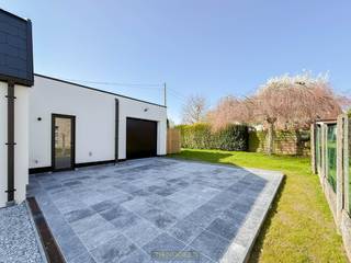 <strong><span><span>1ste bezoekdag </span></span><span><span>dinsdag 31 maart</span></span><span><span>! Inschrijven kan via </span></span><span><span>www.nobels.be</span></span><span><span> onder referentienummer </span></span><span><span>4330866</span></span><span><span>.</span></span><br /><br />STIJLVOLLE OPEN BEBOUWING</strong> met moderne afwerking, lichtrijke leefruimte en vier ruime slaapkamers in het <strong>GLOOIENDE LANDSCHAP VAN MAARKEDAL</strong>. Dankzij het gebruik van <strong>ENERGIEZUINIGE MATERIALEN</strong> woon je hier comfortabel, <strong>ZONDER ZORGEN EN TOEKOMSTGERICHT</strong>. Deze <strong>VOLLEDIG GERENOVEERDE WONING</strong> heeft een royale leefruimte, die <strong>BAADT IN HET LICHT</strong> en naadloos aansluit op een <strong>SMAAKVOL INGERICHTE KEUKEN</strong>. Verder is er op het gelijkvloers de badkamer, <strong>GROTE BERGING/WASPLAATS</strong> en een <strong>INPANDIGE GARAGE</strong>. Op de bovenverdieping bieden <strong>VIER VOLWAARDIGE SLAAPKAMERS</strong> tal van mogelijkheden voor een gezin, hobbykamer of <strong>HOME-OFFICE</strong>. Buiten geniet je vooraan van een <strong>OPEN EN RUSTGEVEND UITZICHT</strong> over de prachtige omgeving, een zeldzame troef voor wie houdt van ruimte, <strong>NATUUR</strong> en privacy. Tegelijk woon je hier in een gegeerde regio van de <strong>VLAAMSE ARDENNEN</strong> met vlotte verbindingen naar omliggende dorpen en <strong>VERBINDINGSWEGEN (N8 &amp; N60).</strong><br /><br />Adres: Boigneberg 3 te Maarkedal