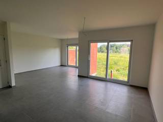 <p><span>Maison neuve semi-ouverte avec hall d'entrée ; WC séparé ; salon ; cuisine équipée d'un évier, d'un lave-vaisselle, d'une plaque de cuisson vitrocéramique, d'une hotte aspirante, d'un four, d'un réfrigérateur et de placards ; garage ; l'étage comprend 3 chambres et une salle de bains équipée d'une douche à l'italienne, d'une baignoire, d'un double lavabo et de toilettes.</span></p><p><span>Place de stationnement dans l'allée, terrasse et jardin clos</span></p>