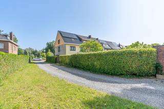 Welkom in deze goed onderhouden woning. De woning is gelegen op een rustige straat en heeft 5 slaapkamers.Bij binnenkomst komen we eerst in de...
