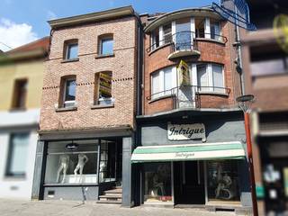 A vendre, immeuble de rapport composé d'un rez-de-chaussée commercial avec habitation et 1 appartement dans le centre historique de Lessines !BEL...