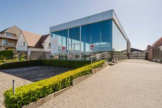 Bedrijfsgebouw bestaande uit showroom, werkplaats, en ruime parking te koop in Zwevegem. Totale grondopp. +/- 1.940 m². * Showroom- Gelijkvloers (ca. 350 m²) bestaande uit een ruime toonzaal, kantoorruimte en sanitair blok- Mezzanine (ca. 70 m²) bestaande uit 2 vergaderruimtes en kitchenette* Werkplaats/Atelier- oppervlakte ca. 200 m²* Ruime parking van ca. 380 m²Specificaties:- Polybeton- Warmtepomp- Warme luchtblazer op gas - Grote raampartijen - 2 sectionaalpoorten in atelierDit pand kan onderhevig zijn aan de renovatieverplichting die door de Vlaamse overheid wordt opgelegd voor niet-residentiële gebouwen. Consulteer voor meer informatie de website van het Vlaams Energie- en Klimaatagentschap via https://www.energiesparen.be/nr/renovatieverplichting.Bent u op zoek naar bedrijfsvastgoed bestaande uit een showroom met atelier te koop in Zwevegem? Aarzel dan niet om ons te contacteren op het nummer 056 21 11 11.Bestuursmaatregelen in het maatregelenregister: nee