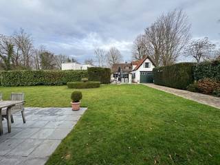 TE KOOP OP LIJFRENTE - MELLE. In het rustige Melle ontdekt u deze charmante villa die warmte en gezelligheid ademt. Vanaf het moment dat u binnenstapt, voelt u de huiselijke sfeer: een ruime inkomhal leidt u naar de gastentoilet en naar de knusse eet- en leefruimte. De praktische keuken, met directe toegang tot berging en wasplaats, maakt het dagelijkse leven aangenaam en overzichtelijk. Op de gelijkvloerse verdieping vindt u verder twee comfortabele slaapkamers en een functionele badkamer, allemaal met een uitnodigende, warme uitstraling.<br />Een vaste trap brengt u naar de bovenverdieping, waar de zolderruimten mogelijkheid bieden tot extra slaapkamers en u alle vrijheid geven om uw persoonlijke stempel te drukken. Of u nu droomt van een master suite, een hobbyruimte of een thuiskantoor, de mogelijkheden zijn hier eindeloos.<br />De tuin vormt een verlengstuk van het huis: rustig en privé, met een charmant tuinhuis voor gezellige momenten, terwijl de ruime oprit en aparte garage het praktisch gemak vervolledigen. Deze villa is een unieke kans voor wie een warme, uitnodigende thuis zoekt.<br />Via de aankoop op lijfrente wordt u vandaag al eigenaar van deze prachtige villa, met een gespreide betaling die uw financiële vrijheid bewaart en u zekerheid geeft over de toekomst. Ontdek alle details op ons kantoor en laat u inspireren door de mogelijkheden die deze unieke woning biedt.<br />Bouquet 375.000 EUR + lijfrente bedrag van 550 EUR/maand<br />EPC: Label F, code: 20260206-0003793299-RES-1