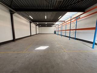 - magazijnruimte 240m²<br />- moderne kantoorruimte<br />- nabij oprit/afrit E313<br />- voldoende parking<br />- automatische sectionale poort (4 m hoog)<br />- veel natuurlijke lichtinval door de grote glaspartijen<br /><br />
<p>De units liggen stapvoets van elkaar op dezelfde flank van het industriegebouw en kunnen desgewenst gecombineerd worden aangeboden aan een partij die circa <strong>530 m²</strong> magazijnruimte zoekt.</p>