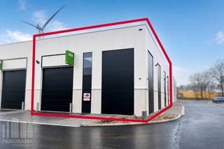 Nieuwbouw KMO-unit met een oppervlakte van 288 m² met een mezzanine van 69 m² en 5 privatieve parkeerplaatsen te koop. Strategisch gelegen op het industrieterrein 'Genk-Noord' in het centrum van Limburg, vlakbij de op- en afritten 30 'Park Midden Limburg' en 31 'Genk centrum' van de E314.<br /><br />Het magazijn met een vrije hoogte van +/- 6,5 m is voorzien van twee automatische sectionale poort (4 m x 4,5 m), een polybetonvloer (2,5 t/m²), lichtstraat met rookluik, septische put, raampartijen en LED-verlichting. Dankzij de aanwezigheid van de twee sectionale poorten (1 aan de voorzijde en 1 aan de achterzijde) kan er een flow gecreëerd worden. Het bedrijfsgebouw is geschikt voor zowel opslag als productie en biedt dus een ideale omgeving om te ondernemen. De unit maakt deel uit van de gloednieuwe KMO-ontwikkeling 'Green Business Woudpark' bestaande uit 39 duurzame KMO-units.<br /><br />Contacteer PANORAMA B2B voor bijkomende inlichtingen of een vrijblijvend plaatsbezoek 011 220 500.