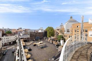 <p>Ideaal gelegen aan de prestigieuze Louizalaan, op wandelafstand van het Stefaniaplein, bevindt dit prachtige appartement van ± 203 m² zich op de 7e verdieping van een standingvol gebouw. Een mooie opportuniteit om te genieten van de Louizalaan, haar winkels, restaurants en talrijke voorzieningen, gecombineerd met de rust en het open uitzicht van een hogere verdieping. EPC G. INFOS &amp; BEZOEK : Merlin CUVELIER 0474 23 58 79 - mcuvelier@trevi.be </p>
<p><span>7e verdieping links</span>: appartement “24 H”</p>
<ul>
<li>Inkomhal met ingemaakte kasten en veiligheidsdeur</li>
<li>Living van ± 52 m²</li>
<li>Slaapkamer van ± 10 m²</li>
<li>Volledig uitgeruste keuken van ± 8 m²</li>
<li>Veranda</li>
<li>Aparte wasruimte</li>
<li>Nachthal met ingemaakte kasten</li>
<li>WC</li>
<li>Slaapkamer van ± 10 m²</li>
<li>Master bedroom van ± 22 m² met ingemaakte kasten</li>
<li>Aansluitende badkamer met WC</li>
<li>Slaapkamer van ± 14 m² met ingemaakte kasten</li>
<li>Aparte badkamer met WC</li>
</ul>
<p>Privatieve kelder nr. 26.<br />Garage nr. 3 &amp; 4, samengevoegd tot één geheel, verplicht aan te kopen voor € 45.000.</p>