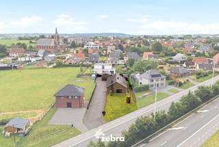 Deze open bebouwing met 4 slaapkamers is gelegen op een ruim perceel van 969 m², op een boogscheut van het centrum van Nukerke.<br />Dankzij de nabijheid van verschillende invalswegen geniet u van een vlotte bereikbaarheid en een uitstekende verbinding naar omliggende gemeenten.<br /><br />Bij het betreden van de woning komt u terecht in een inkomhal met toilet en vestiaire. Op het gelijkvloers bevinden zich verder een lichtrijke woon- en eetkamer, een volledig geïnstalleerde keuken, een nachthal en vier volwaardige slaapkamers.<br /><br />De volledige bovenverdieping wordt momenteel gebruikt als zolderruimte, maar biedt tal van mogelijkheden voor uitbreiding. Mits de nodige aanpassingen kunnen hier eenvoudig extra slaapkamers of een hobbyruimte gecreëerd worden.<br /><br />Daarnaast beschikt de woning over een praktische en gerieflijke kelder, een ruime garage/bijgebouw, een oprit met voldoende parkeergelegenheid en een aangename tuin met terras en tuinhuis.<br /><br />Kortom, een unieke kans voor wie op zoek is naar een woning met veel potentieel in het hart van de Vlaamse Ardennen!<br /><br /><strong>Ook wild geworden van deze thuis?<br />Twijfel dan niet langer en leg vandaag nog uw bezoek vast!</strong>