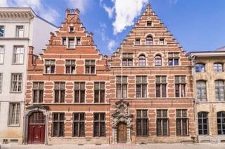UNIEKE HIGH-END STADSVILLA MET PANORAMISCH DAKTERRAS IN HET HISTORISCH HART VAN ANTWERPENAchter de historische gevel van het prestigieuze wooncomplex...
