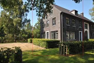 <p><span>Luxueuze halfopen woning met praktijk / bureelruimte gelegen te Kapellen op een goede commerciële zichtlocatie voorzien van een ruime eigen parking.</span></p><p><span> </span></p><p><span>Gelijkvloers: </span></p><p><span>Stijlvolle open praktijkruimte met een oppervlakte van ca. 70 m² op arduinen vloer, deze ruimte is voorzien van inbouwkasten met kitchenette en een toiletruimte met handenwasser. Via de achterdeur is er toegang tot de tuin met terras.</span></p><p><span>Via een  aparte inkomhal voorzien van ingebouwde vestiairekasten ga je via  de eikenhouten trap naar het woongedeelte op de eerste verdieping.  </span></p><p><span> </span></p><p><span>1e verdiep:  </span></p><p><span>Er is een overloop met toilet op arduin, een gezellige woonkamer op eiken parket voorzien van ingemaakte kasten en aansluitend een luxe open keuken met eetblad, uitgerust met vaatwasser, koelkast, kookplaat, oven en  extra bergruimte.  2e verdiep: op de  2de verdieping zijn er 3 slaapkamers op parket , 1 badkamer op arduin afgewerkt met moderne witte metrotegels en mozaïek, een  ligbad, douche, lavabo en toilet. </span></p><p><span> </span></p><p><span>Zolder: </span></p><p><span>De zolder is bereikbaar via een vlizotrap en is geschikt als bergruimte.</span></p>