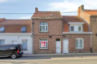 House to renovate for sale at Dranouterstraat 21 in Heuvelland. This house is located on a beautiful plot of 410m² near the village center of Nieuwkerke in the vicinity of shops, school and restaurants. Interesting price! <br /><br />LAYOUT<br />Entrance hall with (basement) storage - living room divided into lounge and dining area - extension with kitchen and (outdoor) toilet - loft - beautiful south-facing garden with pedestrian and bicycle exit from behind.<br /><br />First floor: Two lovely spacious rooms.<br /><br />Furthermore, this house also has a spacious attic.<br /><br />STRENGTHS <br />Can be completely renovated according to your own wishes (total renovation)<br />Beautiful garden with exit via the Louftjesbos<br />Two spacious bedrooms <br />Very interesting price!<br /><br /><br /><br /><br />This property is subject to the renovation obligation imposed by the Flemish government for residential buildings (unless demolished within 5 years of purchase). For more information, consult the website of the Flemish Energy and Climate Agency at https://www.vlaanderen.be/een-woning-kopen/renovatieverplichting-voor-residentiele-gebouwen<br /><br />Register of measures: no<br /><br />These AI visualizations are intended as inspiration. No technical specifications, urban planning regulations, or concrete realization possibilities were taken into account.