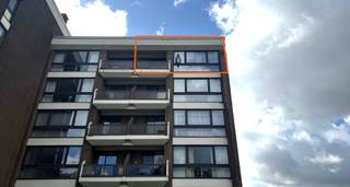 Appartement met 2 slaapkamers, 2 terrassen en staanplaats te koop te Diest, Delphine Alenuslaan 21.<br />Het appartement heeft een bewoonbare oppervlakte van +/- 96m² (bron : epc), en is gelegen op de 5de verdieping in een gebouw met lift met zicht op de Citadel van Diest.<br /><br />Indeling :<br />- inkomhal<br />- toilet<br />- woonkamer<br />- keuken met toegang tot het terras<br />- slaapkamer 1 met toegang tot het terras aan de achterkant<br />- slaapkamer 2<br />- badkamer<br />- berging<br />- kelderberging<br />- autostaanplaats<br /><br />CV op gas, niet condenserende ketel<br />Dubbele beglazing<br />EPC : 322, label D<br /><br />Verkoopprijs : 199.000 € voor het appartement met staanplaats en kelderberging.<br /><br />Voor bijkomende info en plannen bezoek : 0476/95.27.16 of dimitri@alvast.be<br /><br /><br />Alle gegevens zijn louter informatief, onder elk voorbehoud, en voor zover het pand intussen niet verhuurd of verkocht is.<br />Dit pand wordt door ons geplaatst op volgende websites :<br />-www.alvast.be<br />-www.immoscoop.be<br />-www.zimmo.be<br />-www.spotto.be<br />Indien U het pand op andere websites zou aantreffen is dit niet door ons geplaatst en is de info mogelijk niet up-to-date.