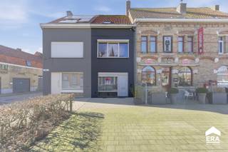 <p>Charmante gesloten woning in het centrum van Heuvelland met gunstig EPC.</p>

<p> </p>

<p>Deze woning combineert een centrale ligging met een praktische indeling en een aangenaam wooncomfort. De woning bevindt zich in het hart van Heuvelland, op korte afstand van winkels, horeca en dagelijkse voorzieningen. Met twee slaapkamers, een garage en extra bergruimte biedt deze woning heel wat mogelijkheden. Een ideale opportuniteit voor wie een huis in het centrum wil huren met een vlotte bereikbaarheid.</p>

<p> </p>

<p>Belangrijkste ruimtes:</p>

<ul><li>Living met aangename leefruimte en veel mogelijkheden voor inrichting.</li><li>Eetkamer aansluitend op de keuken.</li><li>Keuken met praktische indeling.</li><li>Badkamer functioneel ingericht.</li><li>2 slaapkamers met aangename lichtinval.</li><li>Berging voor extra opslagruimte.</li><li>Garage met plaats voor wagen en fietsen.</li><li>Kelder handig voor stockage.</li><li>Zolder </li><li>Terras</li></ul>

<p> </p>

<p>Troeven:<br />• Centrale ligging in het centrum van Heuvelland.<br />• Praktische woning met garage en extra bergruimte.</p>

<p> </p>

<p>Neem vandaag nog contact op met je ERA-makelaar voor een bezoek.</p>

<p> </p>

<p>JOUW DROOMHUIS. ZO GEVONDEN!</p>