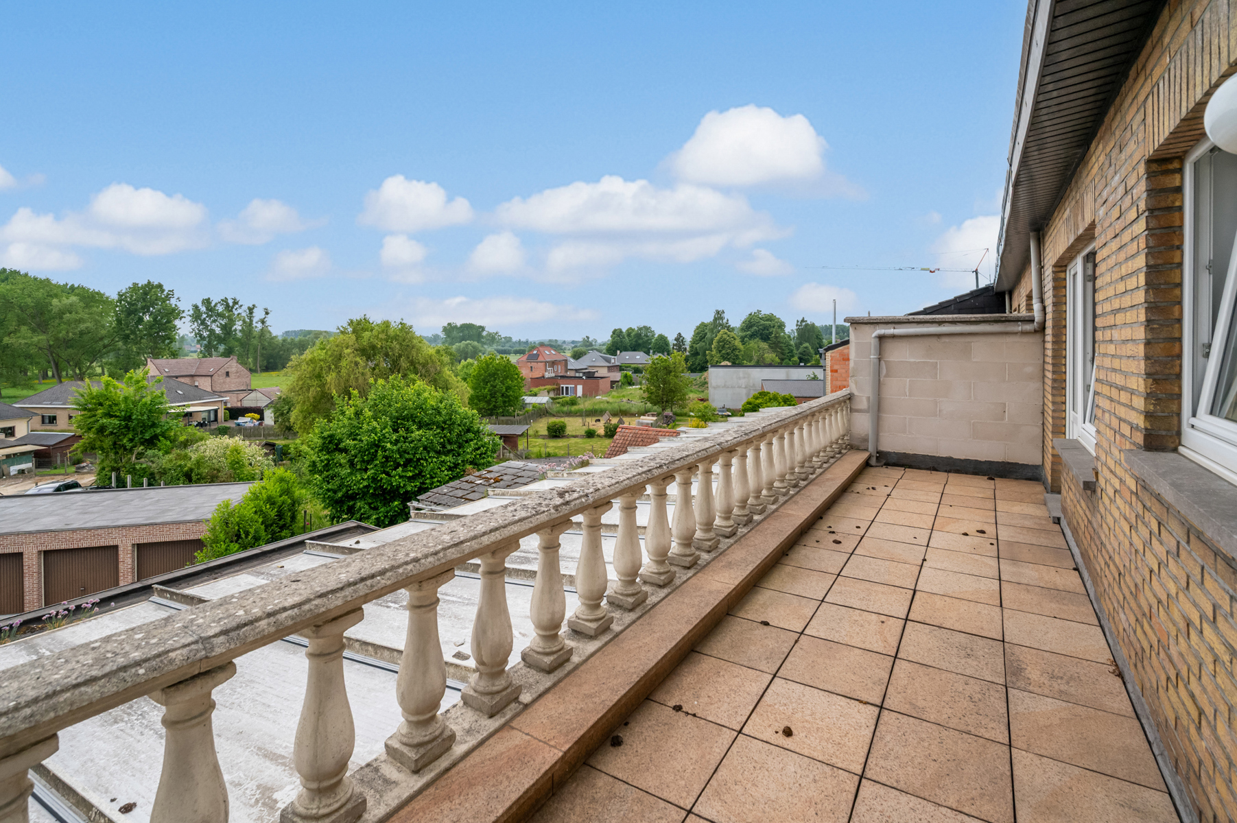 Op te frissen appartement met 2 slaapkamers en terras - foto 4