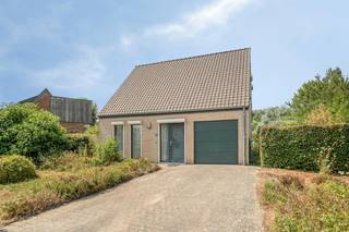 Op zoek naar een prachtige woning in de Vlaamse Ardennen? Dit ruime, vrijstaande huis uit 2002 dat we te koop aanbieden, biedt alles wat een modern gezin nodig heeft. Hier geniet je van van absolute rust zonder in te boeten op comfort.<br /><br />Wie een huis wil kopen in Ronse, zal meteen gecharmeerd zijn door de fantastische ligging van deze open bebouwing. Je woont hier op een steenworp van het prachtige Muziekbos, wat dit de ideale uitvalsbasis maakt voor wandel- en natuurliefhebbers. Ondanks deze uiterst rustige en groene locatie in Ronse, is de uitstekende bereikbaarheid een grote troef. Het openbaar vervoer bevindt zich immers vlakbij, waardoor je vlotte verbindingen hebt met de omliggende steden en gemeenten.<br /><br />Bovendien is deze eigendom die te koop staat voorzien van een grote, groene en uiterst rustige tuin waar het op elk moment van de dag heerlijk vertoeven is.<br /><br />De praktische indeling van deze instapklare woning in Ronse is als volgt:<br /><br />Gelijkvloers:<br />-een uitnodigende leefruimte met open keuken;<br />-handige wasruimte met voldoende plaats voor jouw toestellen;<br />-ruime garage voor jouw wagen en extra opbergruimte.<br /><br />Eerste verdieping:<br />-drie zeer ruime slaapkamers;<br />-comfortabele badkamer met alle nodige voorzieningen.<br /><br />Zolder:<br />-handige zolderruimte die de ideale mogelijkheid biedt voor extra stockage.<br /><br />Wil je dit unieke huis kopen en ben je benieuwd naar alle mogelijkheden ter plaatse? Aarzel dan niet en neem vandaag nog contact op met ons kantoor voor een bezoek!<br /><br />ALGEMENE INFO:<br />-perceel: 1.377 m²;<br />-bewoonbaar: 125 m²;<br />-EPC "B";<br />-3 slaapkamers;<br />-dubbel glas;<br />-geïsoleerde spouwmuur;<br />-verwarming: aardgas (nieuwe brander (2021));<br />-waterverzachter;<br />-regenwaterput (5.000L)<br /><br /><br />Bestuursmaatregelen in het maatregelenregister: nee