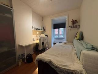 <span>In de Riddersstraat bieden we deze gezellige kamer aan met</span><span> </span><strong>gedeeld sanitair</strong><span>. </span><span>Deze kamer is de perfecte uitvalsbasis voor elke student die rust en comfort zoekt na een lange dag studeren. De locatie is een uiterste troef, zo ben je een steenworp verwijdert van het Leuvense stadscentrum, Gasthuisbergen en allerlei faculteiten en winkels.<br /><br />De kamer is <strong>volledig bemeubeld</strong> met <strong>privatief terras</strong> en bevindt zich op de tweede verdieping van het gebouw. <br /><br /><span><strong>Meer informatie of een bezichtiging ter plaatse? Contacteer ons via verhuur@connect-immo of 016 229 228</strong></span><br /><br />Huurprijs: €540 + €90<br />Beschikbaar vanaf 1 september 2026!</span>