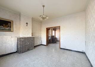 Op zoek naar een woning met potentieel? Deze solide halfopen bebouwing in de Poelstraat te Lebbeke biedt tal van mogelijkheden voor wie een woning volledig naar eigen smaak wil renoveren.<br /><br />De woning beschikt over een stevige constructie met betonnen welving en vormt daardoor een interessante basis voor een renovatieproject. Achteraan geniet u van een aangenaam uitzicht op de omliggende natuur, wat zorgt voor een bijzonder rustige woonomgeving.<br />Ook naar bereikbaarheid toe is deze woning gunstig gelegen, met een vlotte aansluiting naar belangrijke uitvalswegen en omliggende gemeenten. <br /><br />Aan de voorzijde beschikt de woning over een ruime oprit, met garage en praktische bergplaats. Hierdoor is er voldoende parkeergelegenheid en bergruimte.<br /><br /><u><strong>Troeven:</strong></u><br /><br />Halfopen bebouwing<br />Solide constructie met betonnen welving<br />Volledig te renoveren naar eigen smaak<br />Rustig en groen uitzicht achteraan<br />Gunstige ligging nabij belangrijke uitvalswegen<br />Ruime oprit<br />Garage<br />Bergplaats<br />Interessant renovatie- en woonpotentieel<br /><br />Neem vandaag nog contact op voor meer informatie of om een bezichtiging in te plannen. Peggy 0478/37.00.82 of per mail naar peggy@berno.be.<br /> 