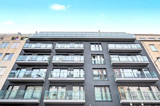 Idéalement situé rue de Livourne à Bruxelles, cet agréable appartement se trouve au deuxième étage. Avec une surface habitable de 59 m² et une terrasse attenante, ce logement offre un cadre de vie confortable et agréable.<br /><br />En entrant, vous accédez au hall d’entrée qui donne accès aux différentes pièces à vivre. La cuisine ouverte communique avec le salon, qui bénéficie d’une agréable luminosité naturelle grâce à ses grandes baies vitrées. Depuis le salon, vous avez un accès direct à la terrasse attenante, un endroit idéal pour se détendre ou profiter de l’extérieur.<br /><br />L'appartement dispose d'une chambre et d'une salle de bains. Le logement est loué non meublé, ce qui vous permet de l'aménager entièrement selon vos goûts et votre style.<br /><br />PEB C<br />Charges communes : 90 € par mois