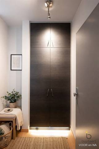 <p><span>RUIM LICHTRIJK HOEKAPPARTEMENT MET GEZELLIG ZONNETERRAS EN ONDERGRONDSE AUTOSTAANPLAATS!</span></p><p><span>Dit ruime hoekappartement met een bewoonbare oppervlakte van 101 m² is gelegen op de derde verdieping van een verzorgd kleinschalig appartementsgebouw in Merksem. Dankzij de gunstige hoekligging geniet het appartement van veel natuurlijke lichtinval, privacy en een mooi uitzicht op de omliggende weilanden. Winkels, bakker, apotheek, restaurants, speeltuintjes en openbaar vervoer bevinden zich in de nabije omgeving.</span></p><p><span>Via de inkomhal met vestiaire en ingemaakte kasten bereikt u de ruime woon- en eetkamer, afgewerkt met een laminaatvloer en met directe toegang tot het terras. Dankzij de oost-, zuid- en west oriëntatie geniet u hier doorheen de dag van de zon en vormt het terras een aangename uitbreiding van de leefruimte. De keuken biedt de mogelijkheid om naar eigen smaak te moderniseren. Verder beschikt het appartement over twee volwaardige, rustig gelegen slaapkamers, een in 2015 gerenoveerde badkamer met douchecabine en een afzonderlijk toilet. Met enkele opfrissings- en schilderwerken, kan het geheel eenvoudig naar een meer hedendaagse woonstijl worden gebracht.</span></p><p><span>Vliegenramen zorgen voor extra comfort en in de ondergrondse garage beschikt het appartement over een ruime autostaanplaats, die verplicht mee aan te kopen is aan €15.000 . Het gebouw dateert van 2001 en wordt professioneel beheerd door een syndicus. Het dak, de lift en de schilderwerken aan het gebouw werden reeds uitgevoerd en zijn conform. De maandelijkse vaste kosten bedragen € 225, inclusief een bijdrage aan het reservefonds. De nutsvoorzieningen beschikken over individuele meters, met uitzondering van het water dat collectief wordt afgerekend. Het gebouw beschikt over een gemeenschappelijk vuilnislokaal. </span></p><p><span> </span></p><p><span>Een gunstig EPC B, de ruime oppervlakte, het zonnige terras, de rustige ligging, het weidse uitzicht en de ondergrondse autostaanplaats maken dit tot een comfortabele woonst met een uitstekende basis om verder naar eigen smaak af te werken.</span></p><p><span>Contacteer ons voor meer informatie of een bezoek ter plaatse!</span></p><p><span> </span></p><p><span> </span></p><p><span> </span></p><p><span> </span></p>
