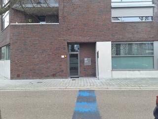 LIGGING:<br />Dit zeer mooi en zuinig appartement is gelegen op wandelafstand van het centrum, horeca, winkels en openbaar vervoer.<br /><br />INDELING:<br />Gemeenschappelijke ruime inkomhal met trap en lift. <br />Het appartement bevindt zich op de 1ste verdieping.<br />Het appartement heeft een ruime open leefruimte met keuken (voorzien van kookvuur, dampkap, vaatwasser en spoelbak), badkamer voorzien van een dubbele wasbak en ruime douche, 1 grote slaapkamer, een toilet, een terrasje, airco en een ruime kelderberging, <br /><br />EPC: 98, bwj: 2014, opp: 84 m².<br /><br />Vrij vanaf 8 maart 2026.