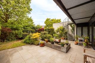 <p><span>Dubbele woonst te koop in Kontich !</span></p><p><span>In een rustige straat op wandelafstand van het commerciële centrum van Kontich  stellen wij u deze veelzijdige dubbele woonst aan. Dit eigendom bestaat uit twee afzonderlijke wooneenheden met aparte huisnummers. Een unieke kans voor wie op zoek is naar een zorgwoning, kangoeroewoning om dicht bij elkaar te wonen.</span></p><p><span>Dit pand is ook uiterste geschikt als woon-werkruimte, praktijkruimte en woning of als een investering met verhuurpotentieel, </span></p><p><span>Kruisstraat 14</span></p><p><span>U komt binnen langs een aparte ingang en komt terecht in de hal met vestiaire en gastentoilet.</span></p><p><span>Dit gelijkvloers appartement van 95 m² (cfr EPC) beschikt over een ruime en lichte leefruimte vanwaar u door de grote ramen  zicht heeft op de mooi aangelegde tuin. Hier is ruimte genoeg om met gemak een salon en een eetkamer te plaatsen. De keuken met aanpalende berging is uitgerust met kookplaat met dampkap, dubbele spoelbak, combi-oven, koelkast  en diepvries. Ideaal is nog de extra bergruimte om wat voorraad te kunnen plaatsen.</span></p><p><span>Aan de voorzijde van het appartement bevindt zich de slaapkamer met daarnaast een ruimte badkamer met douche en lavabomeubel. Momenteel staat hier nu de wasmachine</span></p><p><span>Technisch is het pand goed in orde:</span></p><ul><li><span>Volledig dubbele beglazing met ALU-amen</span></li><li><span>Mooie groene tuin</span></li><li><span>EPC-label B, wat wijst op een zuinig energieverbruik</span></li></ul><p><span> </span></p><p><span>Momenteel bestaat er de mogelijkheid om van het gelijkvloers appartement naar het duplex-appartement te gaan met de trap maar dit via een andere gang. </span></p><p><span>Kruisstraat 12</span></p><p><span>Dit duplexappartement biedt plaats voor een gezin met al dan niet nog voldoende ruimte om een werkomgeving te creëren. Het heeft een bewoonbare oppervlakte van 250 m² (cfr EPC 256 m²).</span></p><p><span>Op de eerste verdieping komt u binnen in een grote ruimte die momenteel dienst  doet als bureauruimte van 27 m². Naast deze ruimte is er nog een bureaukamer ingetekend op plan maar deze is gebruikt als 3de slaapkamer. Achteraan zijn er ook 2 grote slaapkamers met aparte dressing en een terras met zicht op de mooie tuin. Op deze verdieping is er ook een badkamer met douche, bad en lavabomeubel.. Er is hier ook een gastentoilet aanwezig.</span></p><p><span>Gaat u de trap op verder naar boven dan komt u in de woonkamer met open keuken. Deze  is voorzien van kookplaat, plaats voor vaatwasser, koelkast, .... De mezzanine boven de keuken zorgt voor extra gezelligheid en eventueel een extra plekje om te zitten en te genieten of extra werkruimte.  Er bestaat eventueel nog een mogelijkheid om een haard te plaatsen.Dit duplexappartement wordt verwarmd met vloerverwarming op de bovenste verdieping en ook airco is voorzien. Tevens is er op deze verdieping nog een gastentoilet en berging.</span></p><p><span>Pluspunten:</span></p><ul><li><span>Airco en vloerverwarming (op de bovenste verdieping)</span></li><li><span>Zeer ruim zonneterras over heel de breedte</span></li><li><span>Vanuit het duplexappartement bestaat er momenteel een toegang naar de tuin beneden met een trap.</span></li></ul><p><span>Tevens beschikt deze 2 woonst over een kelder die gezamenlijk kan gebruikt worden en waar er een voorziening is om fietsen vlot naar beneden te krijgen.</span></p><p><span>Parkeren kan u steeds vlot in de onmiddellijke omgeving maar indien u toch graag garage ter beschikking heeft zijn er mogelijke opties achter de hoek om eventueel te huren of aan te kopen.</span></p><p><span> </span></p><p><span> </span></p><p><span>Troeven van deze eigendom:</span></p><ul><li><span>Twee aparte wooneenheden met eigen huisnummer en indeling</span></li><li><span>De woning heeft voldoende ruimte zodat er  met de ruimte kan gespeeld worden ngl behoeften.</span></li><li><span>Zeer geschikt voor kangoeroewonen, dubbele bewoning, praktijkruimte of als investering</span></li><li><span>Centrale ligging in een rustige straat dicht bij winkels, scholen en openbaar vervoer en invalswegen</span></li><li><span>Groen uitzicht </span></li></ul><p><span> </span></p><p><span>Komt u graag een kijkje nemen in dit uitzonderlijk pand ? Maak een afspraak op <span>www.coprimmo.be</span></span><span> of 03/449 49 77.</span></p>