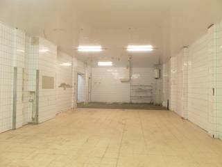 Bent u zelfstandig of heeft u een hobby en nood aan opslag-/stockageruimte?Loods met een oppervlakte van 166 m² en een stuk verharde oprit.De loods...