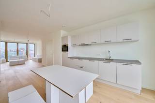 <span><strong>Geniet van 6% btw, ook interessant voor investeerders! Informeer naar de voorwaarden.<br /></strong><br />De Bonnefant, Wonen in het midden van de stad en toch omgeven door groen. Een iconisch gebouw op een centrale en culturele locatie waar er ruimte is voor luxe, een onvergetelijke woonervaring of zorgeloos wonen in een assistentiewoning. </span><br /><br /><span>Tussen de gebouwen van De Bonnefant is een </span><strong>groene doorsteek</strong><span> gecreëerd die de Demerstraat rechtstreeks verbindt met het begijnhof. Gezellig vertoeven in één van de twee gemeenschappelijke binnentuinen of liever een barbecue met de buren? Bovendien hebben de terrassen geïntegreerde plantenbakken die zijn uitgerust met een automatisch beregeningssysteem. Een extra groene beleving is verzekerd.</span><br /><br /><span>Het bestaande RTT-gebouw is volledig gerenoveerd met het behoud van de Hasseltse authenticiteit en verder uitgebreid met energiezuinige nieuwbouw. Parkeren in het centrum is geen evidentie maar toekomstige bewoners van De Bonnefant kunnen parkeren in de ruime ondergrondse parkeerplaats. Je kan ook je fiets kwijt in de fietsenstalling. </span><br /><br /><strong>DOORZONAPPARTEMENTEN:</strong><br /><span>De doorzonappartementen trekken aan twee zijden daglicht dankzij de plafondhoge ramen. Deze ramen en de 1 of 2 terrassen brengen de beleving rondom je nieuwe thuis mee naar binnen. Dit type heeft 2 slaapkamers en 1 badkamer.</span><br /><br /><span><strong>Appartement B4 APP 04 - Verdiep 4</strong></span><br /><span>- bewoonbare oppervlakte:</span><span> 112</span><span> m²</span><br /><span>- oppervlakte terras:</span><span> 23</span><span>,42</span><span> </span><span>m²</span><br /><span>- doorzon leefruimte met open keuken </span><br /><span>- ruim terras met zicht op de Bonnefantenstraat</span><br /><span>- 2 slaapkamers <br /></span>- badkamer<br /><span>- berging</span><br /><span>- apart gastentoilet</span><br /><span>- autostaanplaats in de afgesloten parkeerkelder </span><br /><br /><span>GENIET VAN </span><strong>6% btw</strong><span> (onder voorwaarden). </span><span>Vermelde prijs is exclusief ondergrondse parkeerplaats en exclusief registratie, btw en notariskosten. </span><span>Alle appartementen werden intussen volledig afgewerkt en zijn instapklaar. </span><span>Contacteer ons voor een bezoek ter plaatse.<br /><br /></span><span>Wij ontzorgen je ook voor <strong>de verkoop</strong> van je <strong>huidige woning</strong>! Voor meer uitleg helpen we je graag verder.</span>