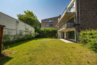 BERCHEM-SAINTE-AGATHE, Zavelberg, rustig gelegen in een luxe mede-eigendom, mooi appartement met 3 slaapkamers van ± 130m² met tuin van ±...