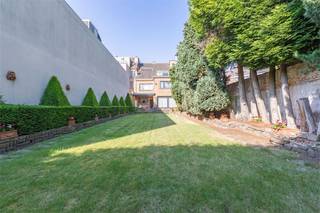 <strong>Bijzondere karakterwoning nabij het Stadspark</strong> met tal van authentieke elementen en zalig rustige tuin.<br />Met <strong>een totale opp. van maar liefst 636 m²,</strong> verdeeld over 3 verdiepingen, biedt dit pand talloze mogelijkheden. De indeling laat veel flexibiliteit toe voor wie<strong> wonen & werken wil combineren, of voor investeerders die meerdere woonunits willen creëren.</strong><br />Met zijn rijke geschiedenis, indrukwekkende gevel en authentieke details is dit een unieke kans. Een absolute troef, naast de gegeerde ligging is <strong>de aangename tuin die opvallend rustig is</strong>. Indeling gelijkvloers: de royale inkomhal in marmer zet meteen de toon. Verder is er een bureelruimte (met 2 inkomdeuren, ideaal voor vrij beroep), toilet met ruime vestiaire,<strong> garage </strong>& ingerichte keuken.<br />De woonkamer is een toonbeeld van verfijnde eenvoud, waar de open haard als architecturaal element warmte en sfeer brengt samen met de prachtige parketvloer. De woning is <strong>volledig onderkelderd </strong>en dit dit zorgt voor extra bergruimte. <strong>1e Verdieping: </strong>2e zeer ruime living (of 3e slaapkamer), 2 slaapkamers, berging, toilet en een ingerichte badkamer. <strong>Tweede verdieping: </strong>5 kamers & badkamer. Ten slotte is er nog een zolder met uitbreidingsmogelijkheden. Groene rust in de stad: de verrassend diepe tuin achter de woning is een oase van rust. Het pand bevindt zich op een toplocatie, beneden aan de Parklaan in 'het Burgemeesterskwartier'. <strong>Het Stadspark ligt op slechts 250 meter afstand.</strong><br />Dankzij de nabijheid van het openbaar vervoer en de nabijheid van de E40 is de ligging uitstekend.<br />Deze uitzonderlijke woning is een ode aan <strong>tijdloze architectuur </strong>en verfijnd wooncomfort met gebruik van <strong>oerdegelijke materialen.</strong><br /><strong>EPC LABEL: D. CV AARDGAS.</strong>