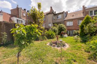 Immo Pické biedt U deze uiterst gunstig gelegen woning aan gelegen in de onmiddellijke omgeving van scholen, winkels, openbaar vervoer en...
