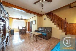 Cenury 21 Home Sweet Home Vilvoorde en Zaventem biedt u deze charmante familiewoning met 3 slaapkamers aan, ideaal gelegen langs de grote verkeersassen, op minder dan 5 minuten van de autosnelwegen, in een rustige, gegeerde woonwijk. Deze goed onderhouden twee-onder-een-kapwoning zal zowel jonge koppels als gezinnen aanspreken die op zoek zijn naar een praktische en aangename plek om te wonen.<br /><br />Zodra je binnenkomt, word je begroet door een hal die leidt naar een ruime, open woon/eetkamer die zowel warm als functioneel is, perfect om tijd door te brengen met familie en vrienden. De volledig uitgeruste keuken biedt een gezellige ruimte met direct uitzicht op de eetkamer, ideaal voor zomerse maaltijden of rustige koffiepauzes. De badkamer, ook in perfecte staat, heeft een bad, een modern badmeubel en ruimte voor een wasmachine.<br /><br />Boven heeft het huis twee slaapkamers, allemaal badend in natuurlijk licht en in uitstekende staat. <br />Op de reeds verbouwde zolder is er een grote slaapkamer van ongeveer 23m².<br /><br />Buiten biedt een kleine, onoverdekte privébinnenplaats een gemakkelijk te onderhouden groene ruimte, perfect voor barbecues, kinderspelletjes of om te ontspannen in volledige privacy.<br /><br />Het huis is regelmatig onderhouden en moet een beetje bijgewerkt worden. De ramen zijn voorzien van dubbel glas.<br /><br />Je geniet van een strategische locatie, dicht bij scholen, winkels, openbaar vervoer en snelwegen, terwijl je profiteert van de rust en stilte van een woonwijk. Bezoek onze website voor meer informatie www.century21hsh.be