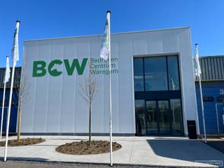 Kantoor van 25 m² te huur in bedrijvencentrum Waregem aan oprit E17- vrij gebruik van parking , hall , bistro , keuken , sanitair , tuin , ..- vrij...