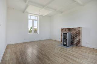 Welkom aan de Diepenpoelstraat in Rummen, waar authenticiteit en potentieel hand in hand gaan. Deze charmante woning uit 1840 werd recent...