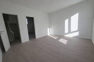 In de Jan De Laetstraat 23 te 2140 Borgerhout wordt een stijlvol één-slaapkamerappartement aangeboden, momenteel in volledige renovatie met oog voor kwaliteit en hedendaags wooncomfort. 

Het appartement zal instapklaar zijn tegen 1 februari 2026.

De woonst is voorzien van aparte meters, wat zorgt voor een transparant en efficiënt energieverbruik. 

Het appartement wordt verhuurd aan een huurprijs van €870 per maand.