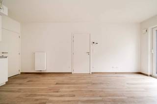 <p><span>Quares - TREVI Groep presenteert :<br />Nieuwbouwproject met stijlvolle appartementen en terrassen te huur Golfstraat, Wilrijk.</span></p>
<p><span>Welkom in jouw toekomstige thuis in het hart van Wilrijk! Dit gloednieuwe project biedt moderne, compacte appartementen met een strakke afwerking en een heerlijk terras om van te genieten. Perfect voor starters, jongprofessionelen of wie op zoek is naar een comfortabel, energiezuinig huurappartement. Moderne architectuur en hoogwaardige materialen zorgen voor een frisse, hedendaagse uitstraling. Slim ontworpen appartementen met open leefruimtes, een volledig uitgeruste keuken, en een stijlvolle badkamer. Elk appartement beschikt over een eigen terras jouw plek om te ontspannen met zicht op de rustige omgeving. </span></p>
<p><span>Dit nieuwbouwproject ligt in de charmante Golfstraat, een rustige buurt met alle voorzieningen binnen handbereik. Supermarkten, gezellige parken, sportfaciliteiten en openbaar vervoer liggen op wandelafstand. Bovendien ben je in een mum van tijd in Antwerpen-centrum of op de belangrijkste snelwegen.<br /><br />Het appartement is beschikbaar vanaf 1/06/2026<br />Provisies €55/maand </span></p>